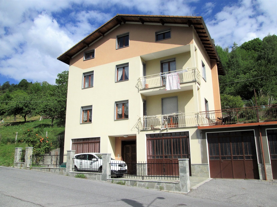 Semi-detached villa near the center of Ormea.