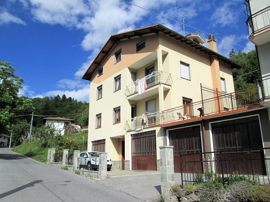 Semi-detached villa near the center of Ormea.