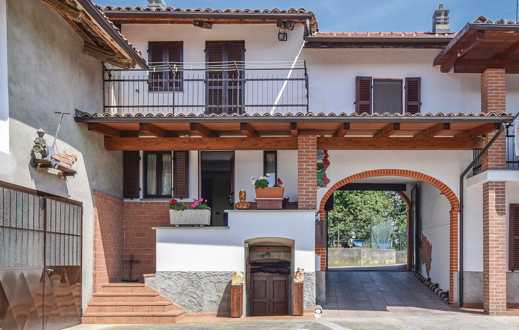 For sale an entire typical Piedmontese house in the municipality of Camerano Casasco (At)