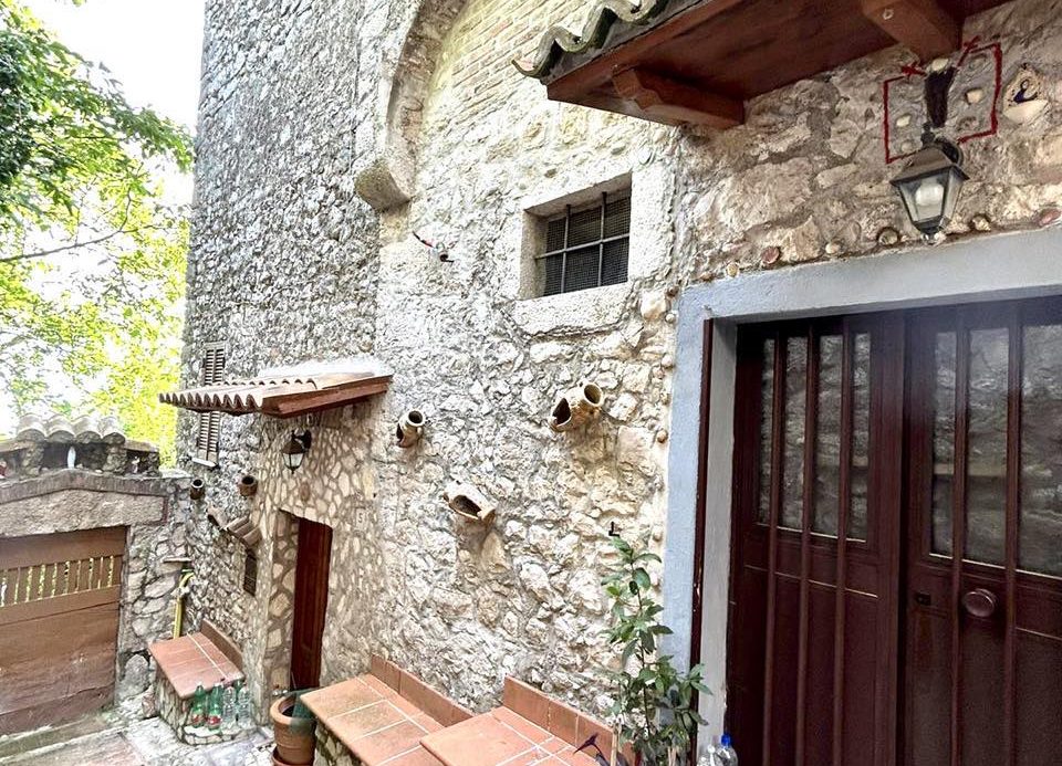 Beautiful stone house for sale in Veroli, Lazio region. Two homes for the price of one, renovated and partially furnished.