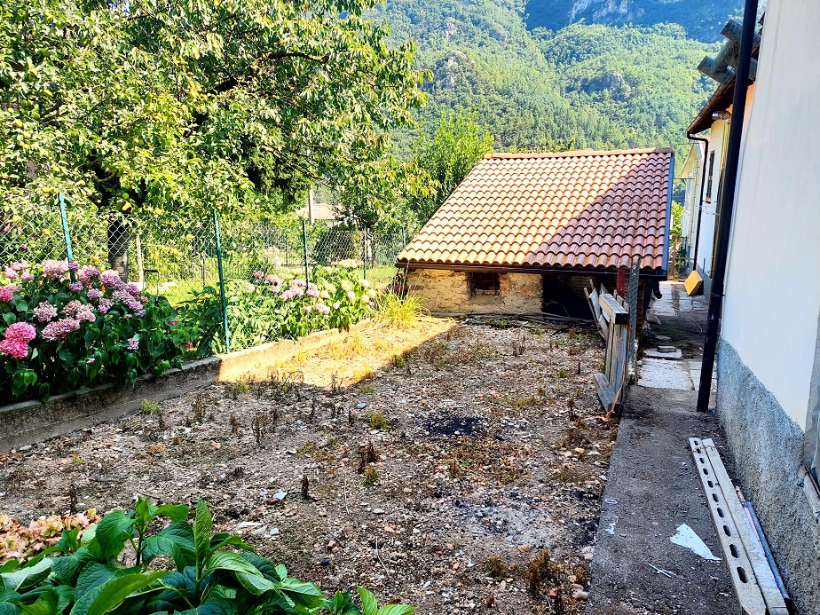 Semi-detached house with garage and garden