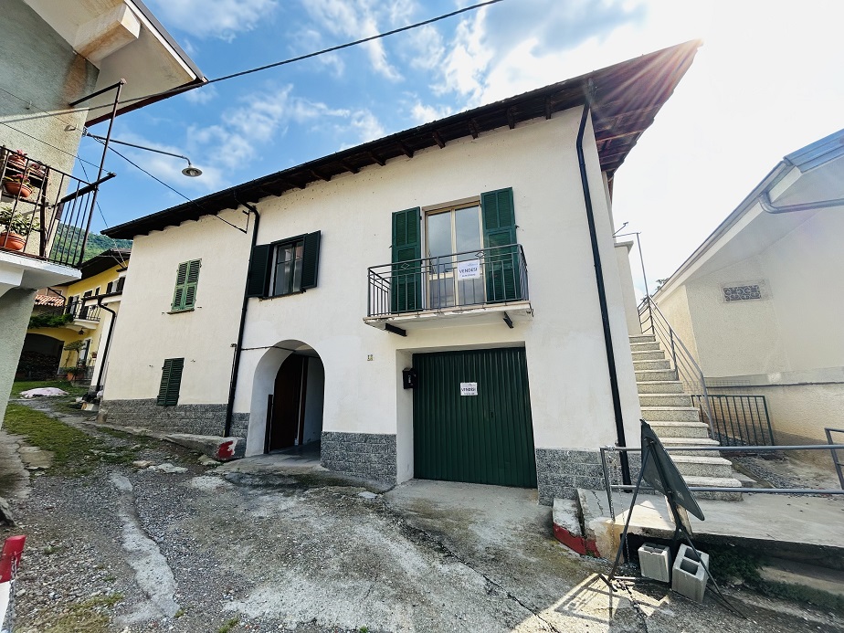 Semi-detached house with garage and garden