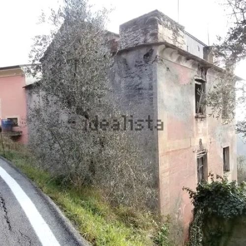 Rustic house with approved renovation project into three apartments in Cogorno, Lavagna