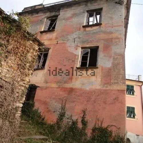 Rustic house with approved renovation project into three apartments in Cogorno, Lavagna