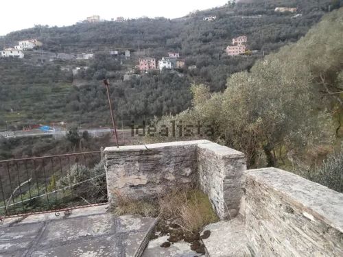 Rustic house with approved renovation project into three apartments in Cogorno, Lavagna