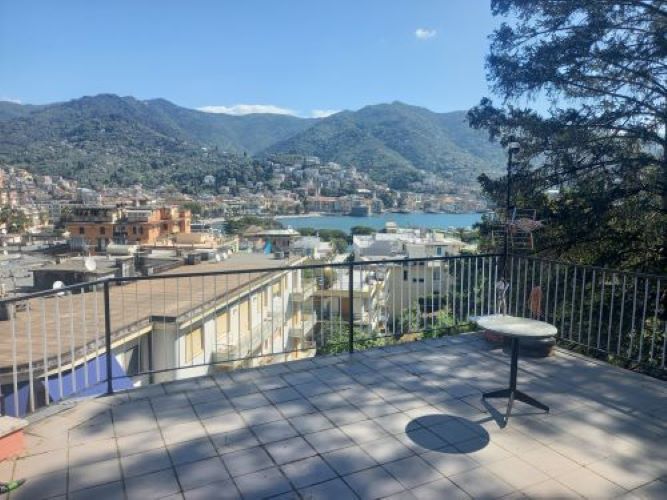 Penthouse with sea views of the Gulf of Rapallo, a stone’s throw from the marina and beaches in Rapallo, Via Vespucci