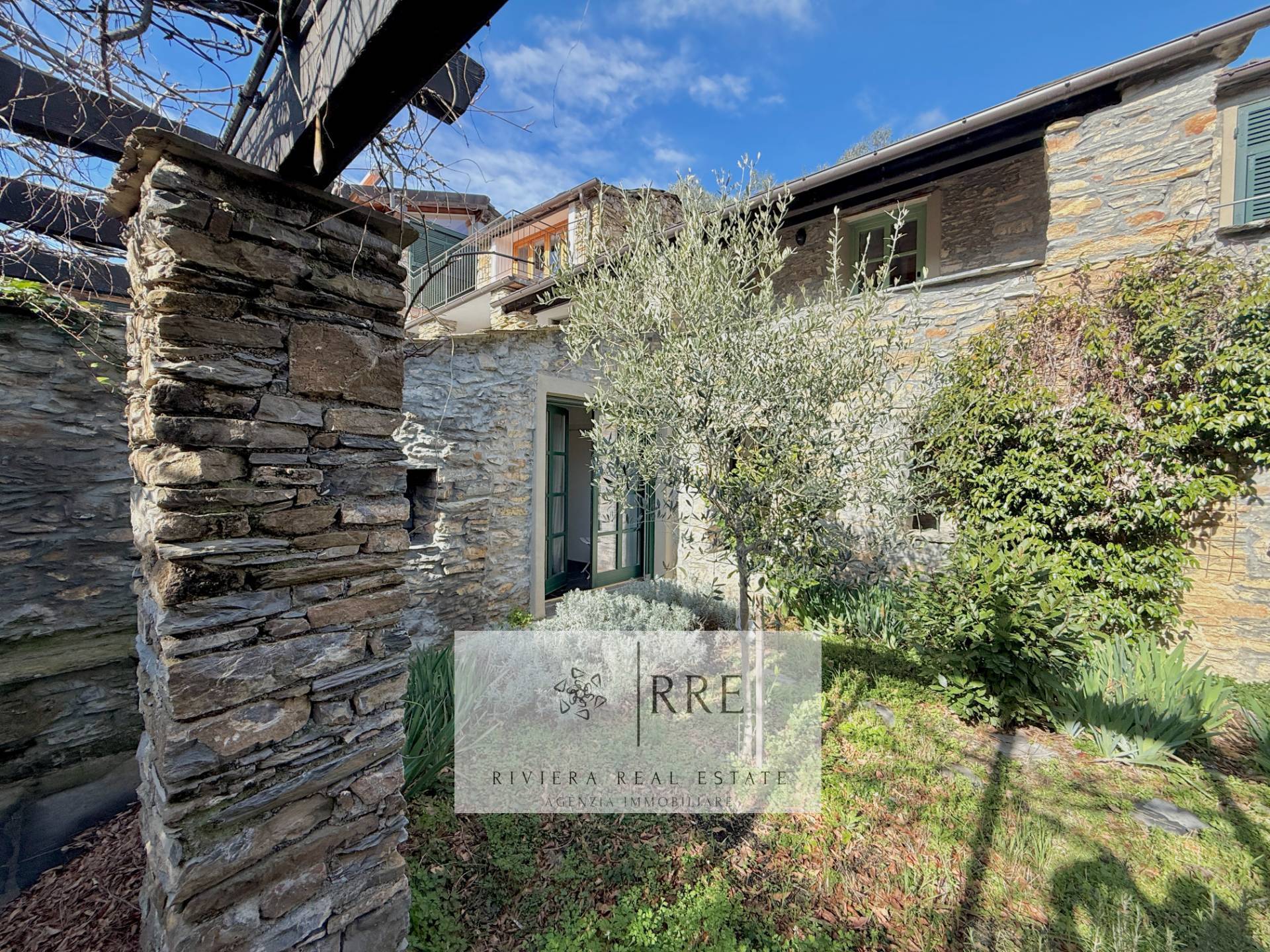 Semi-detached house with terrace overlooking the valley in Aquila d’Arroscia