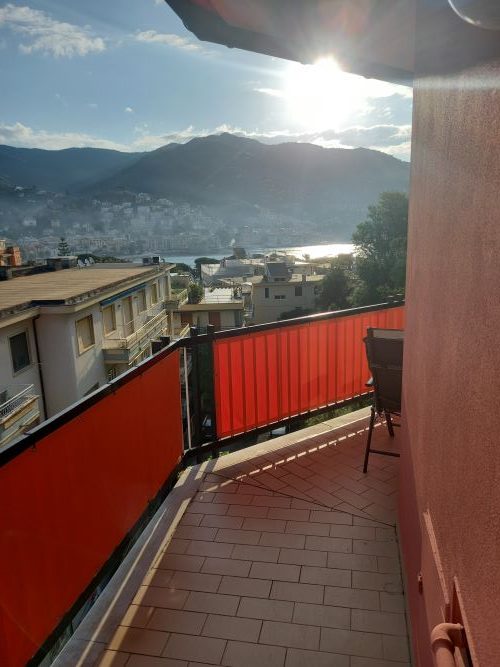 Penthouse with sea views of the Gulf of Rapallo, a stone’s throw from the marina and beaches in Rapallo, Via Vespucci