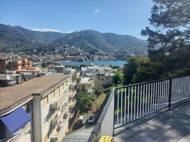 Penthouse with sea views of the Gulf of Rapallo, a stone’s throw from the marina and beaches in Rapallo, Via Vespucci