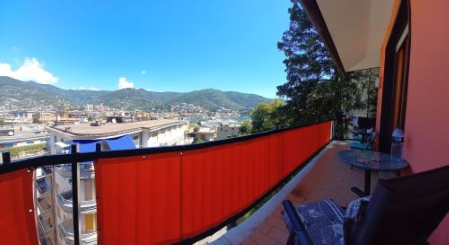 Penthouse with sea views of the Gulf of Rapallo, a stone’s throw from the marina and beaches in Rapallo, Via Vespucci