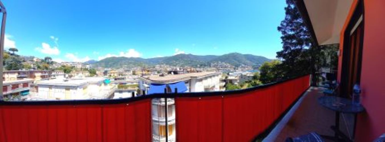 Penthouse with sea views of the Gulf of Rapallo, a stone’s throw from the marina and beaches in Rapallo, Via Vespucci