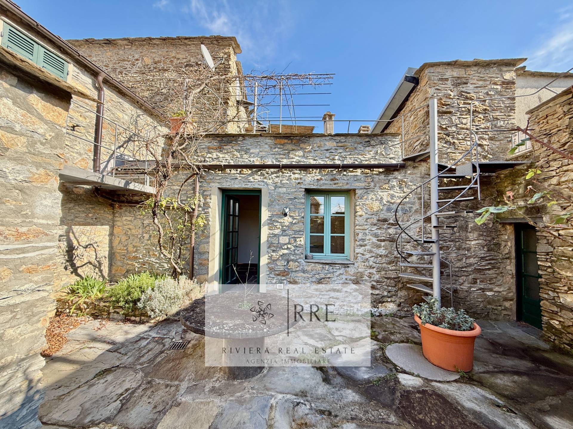 Semi-detached house with terrace overlooking the valley in Aquila d’Arroscia