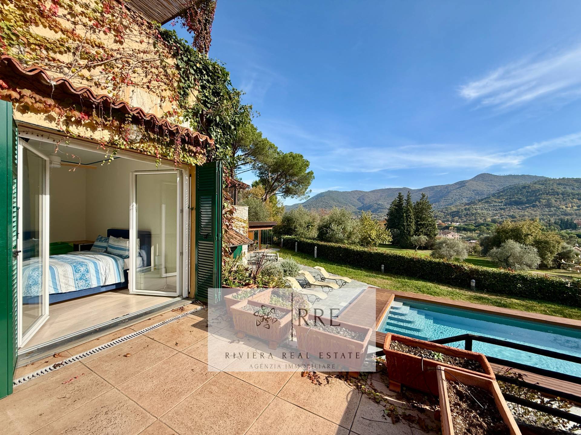 Spectacular villa in Golf Club in Garlenda with Swimmingpool