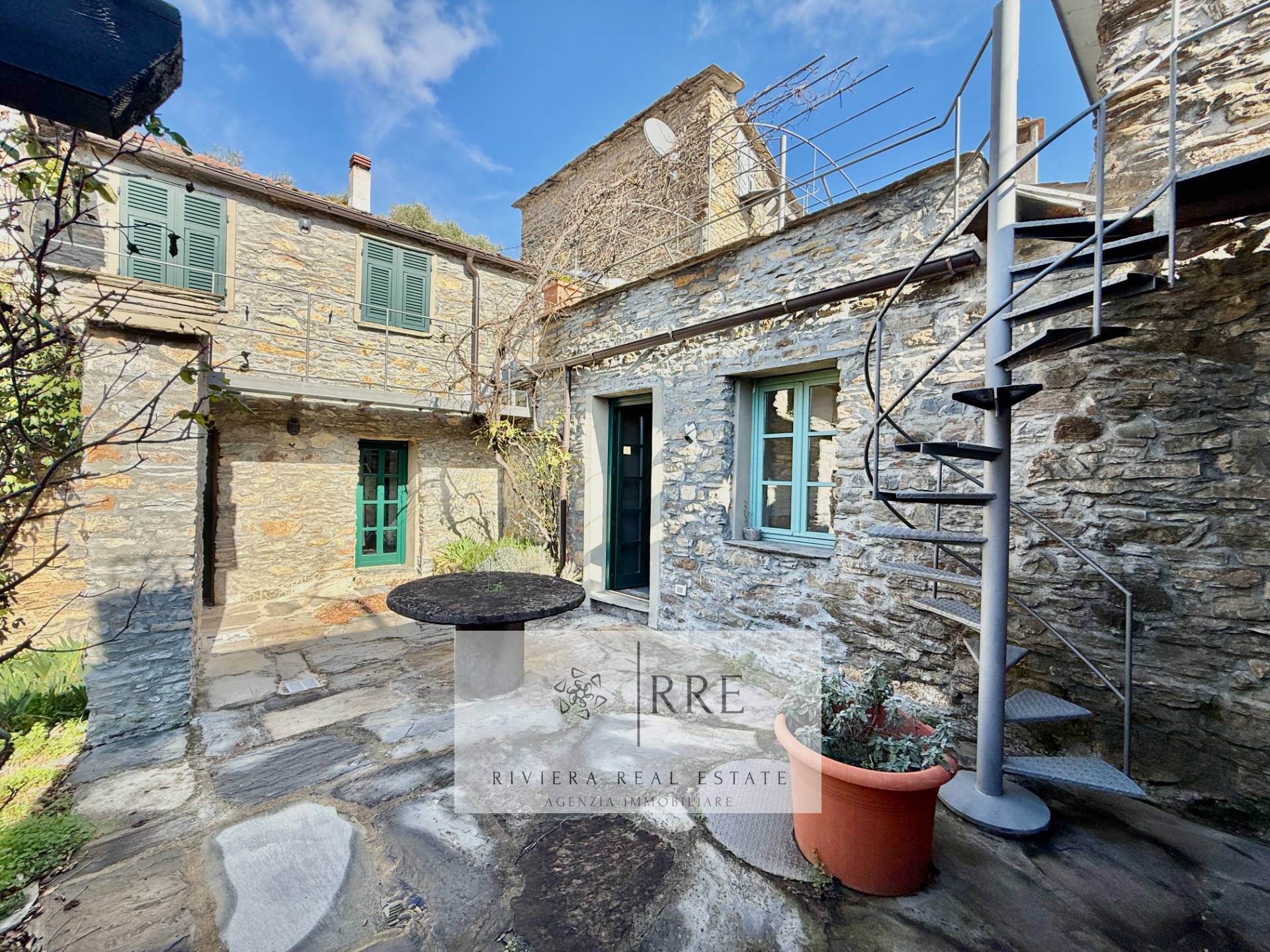 Semi-detached house with terrace overlooking the valley in Aquila d’Arroscia