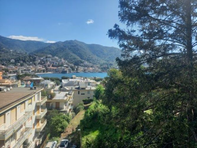 Penthouse with sea views of the Gulf of Rapallo, a stone’s throw from the marina and beaches in Rapallo, Via Vespucci