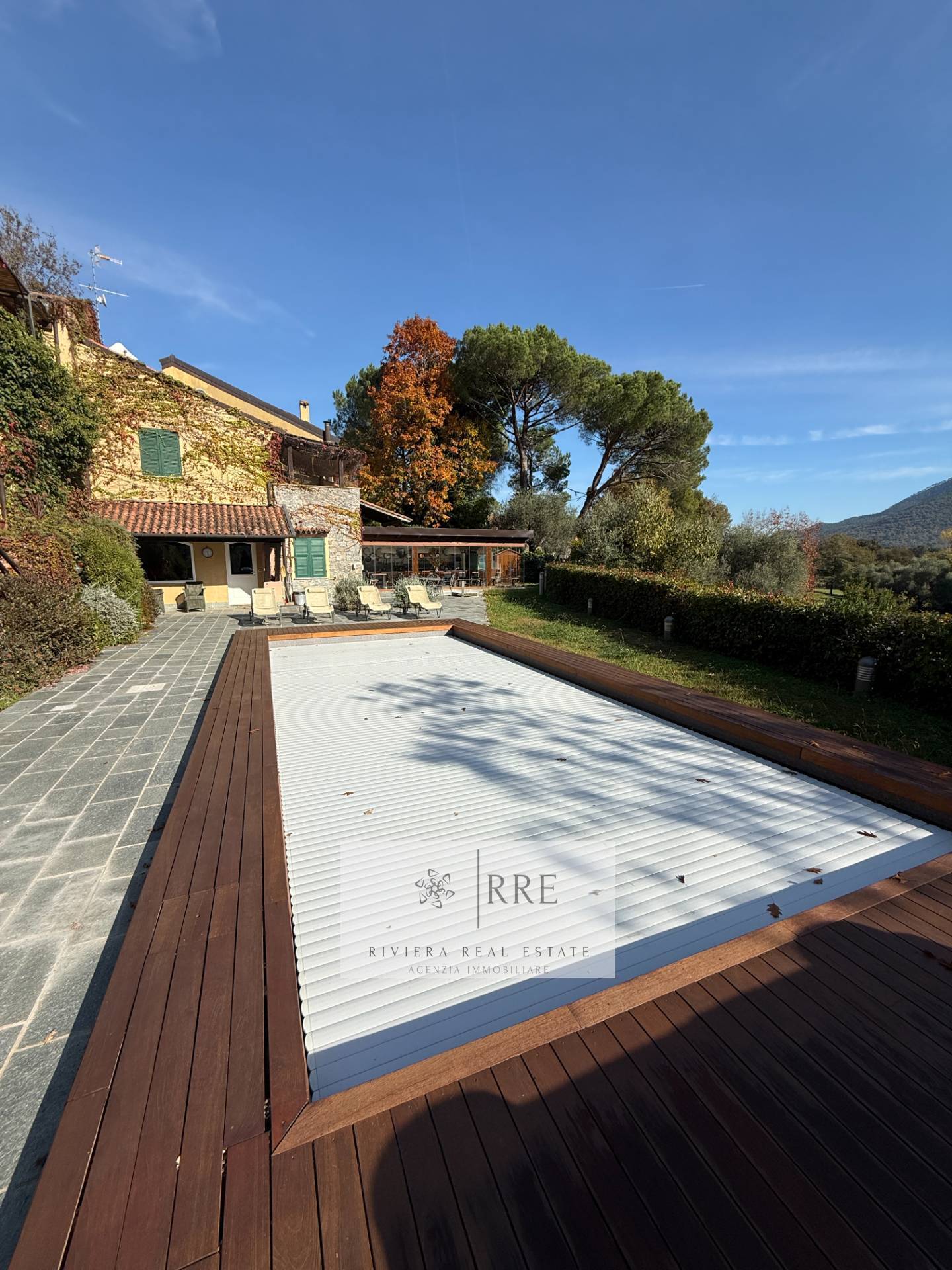 Spectacular villa in Golf Club in Garlenda with Swimmingpool