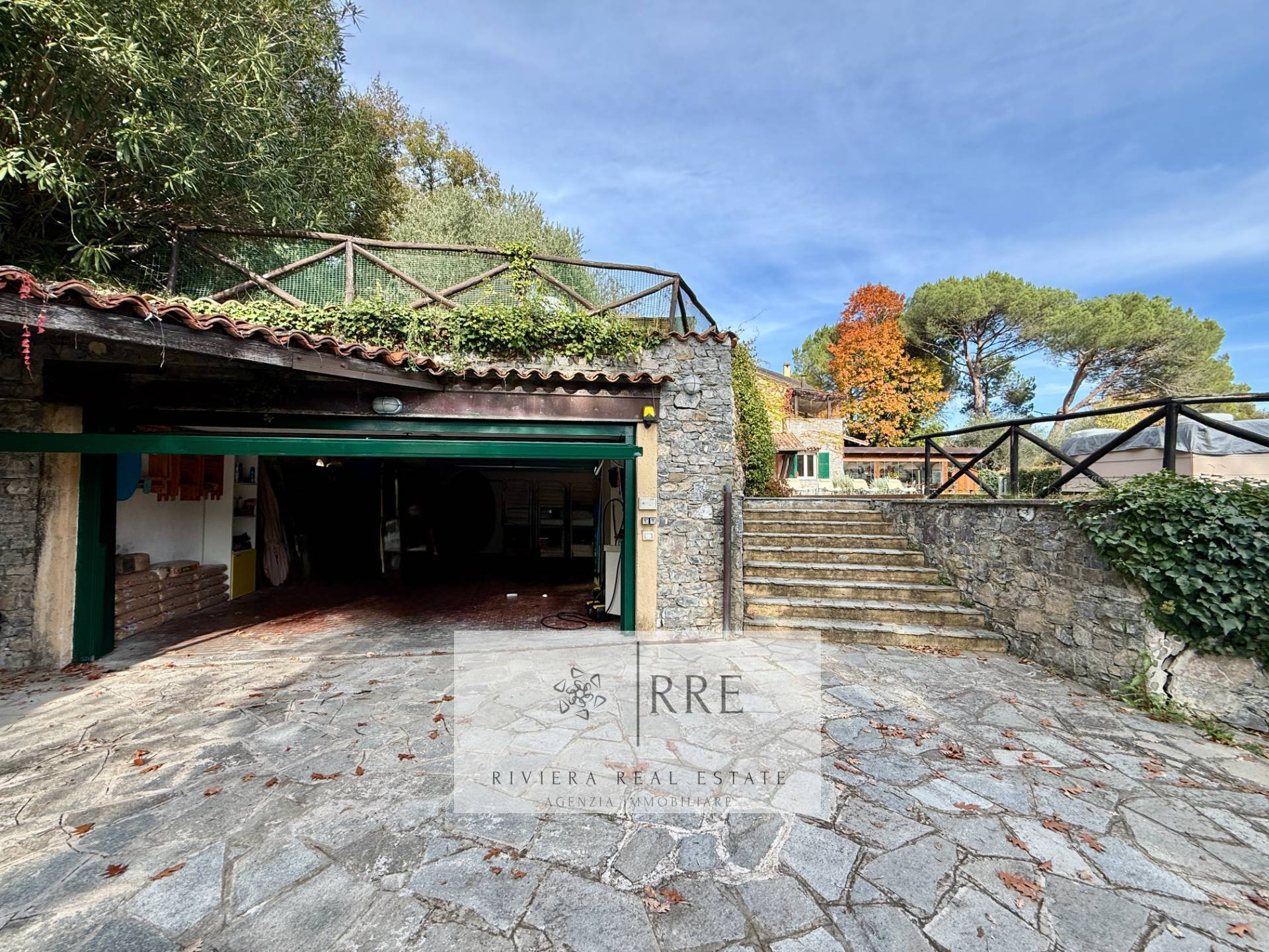 Spectacular villa in Golf Club in Garlenda with Swimmingpool