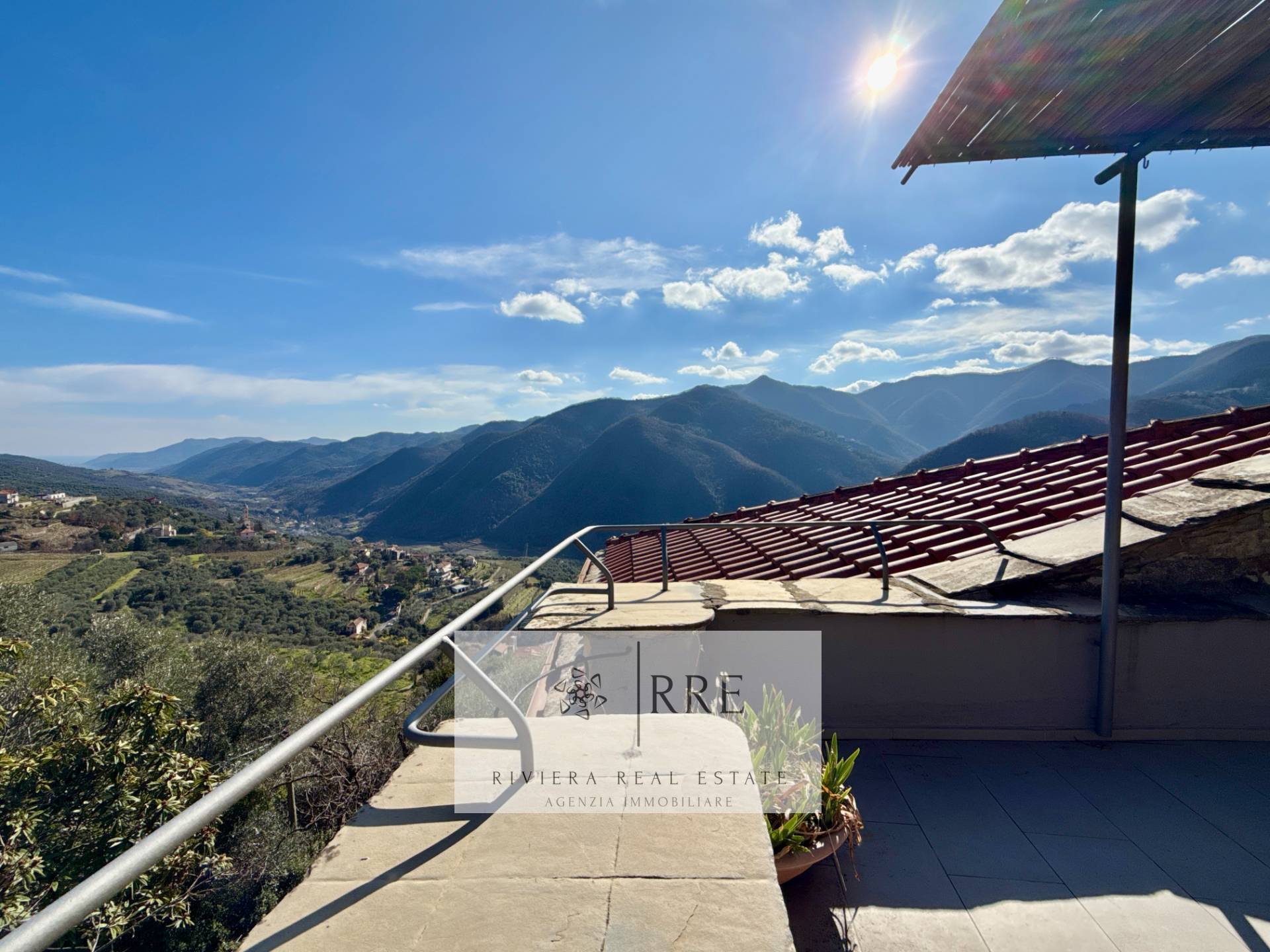 Semi-detached house with terrace overlooking the valley in Aquila d’Arroscia