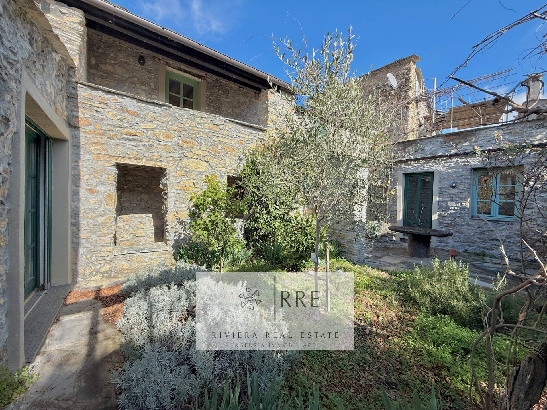 Semi-detached house with terrace overlooking the valley in Aquila d’Arroscia
