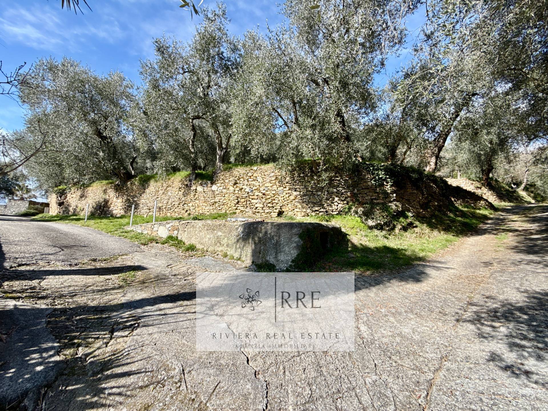Semi-detached house with terrace overlooking the valley in Aquila d’Arroscia