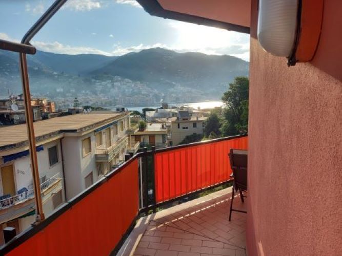 Penthouse with sea views of the Gulf of Rapallo, a stone’s throw from the marina and beaches in Rapallo, Via Vespucci
