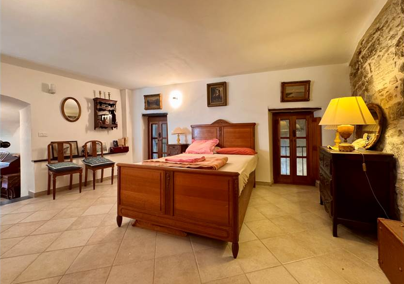 Restored town house with guest apartment and church views