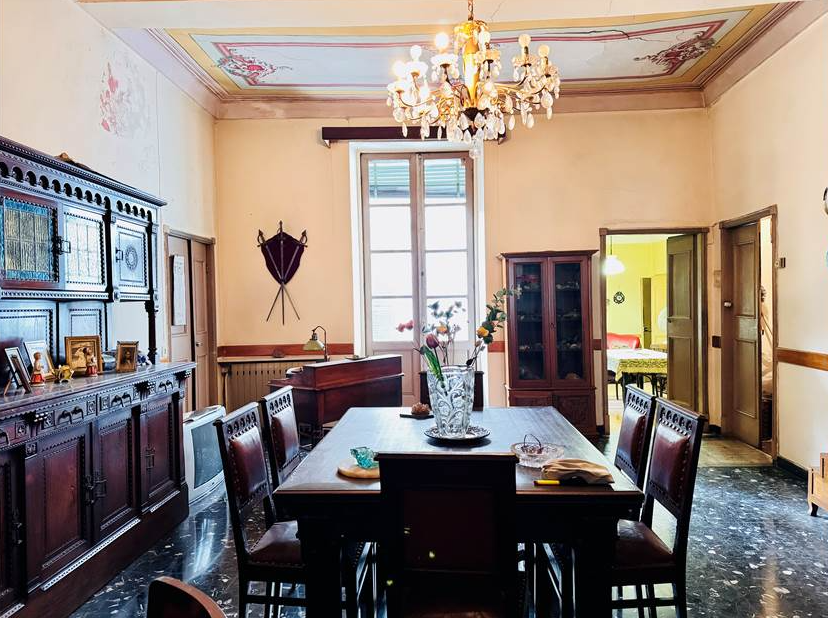 Apartment requiring modernization, featuring original period frescoes