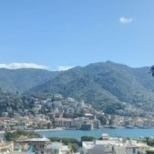 Penthouse with sea views of the Gulf of Rapallo, a stone’s throw from the marina and beaches in Rapallo, Via Vespucci