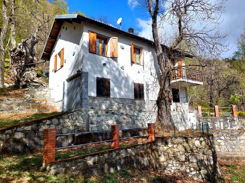 Detached villa with surrounding land.
