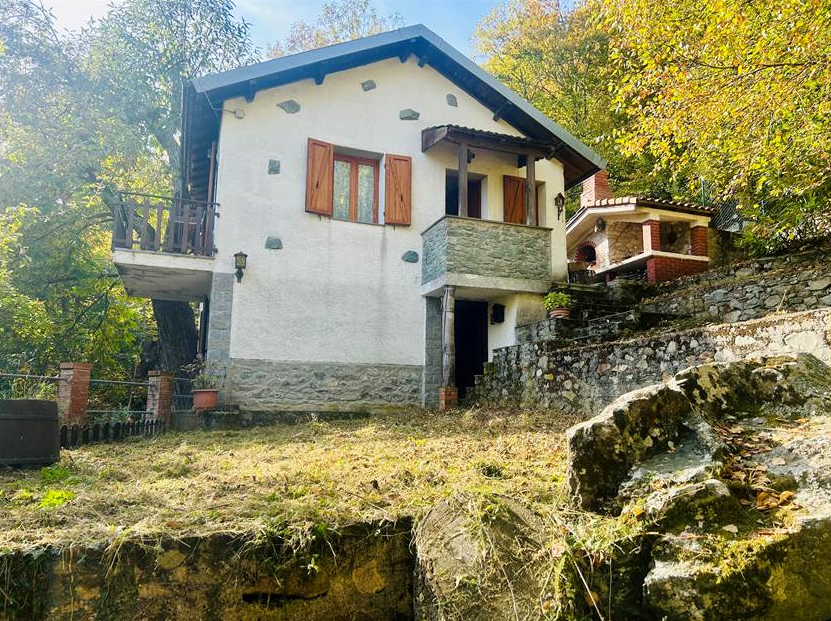 Detached villa with surrounding land.