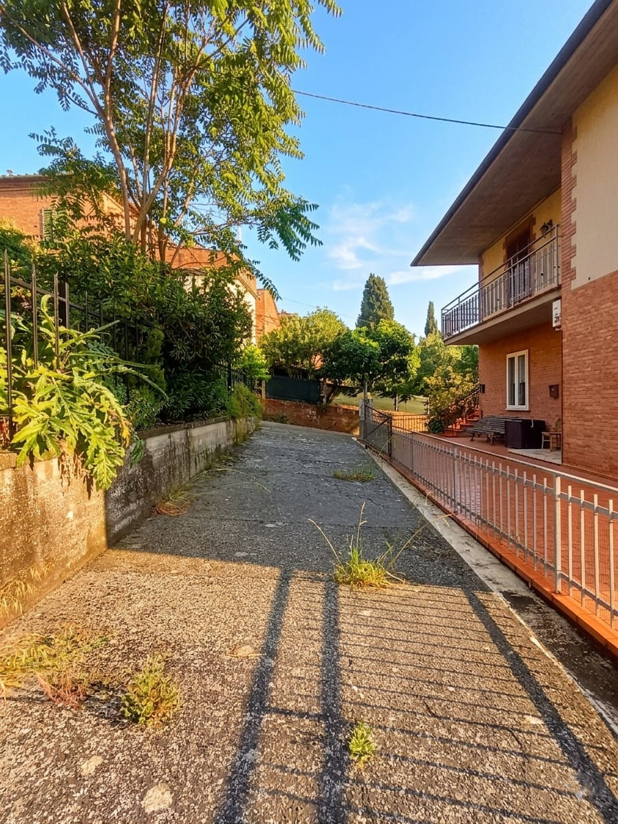 Charmed Townhouse/Villa for Sale in Abbadia di Montepulciano (SI), Tuscany