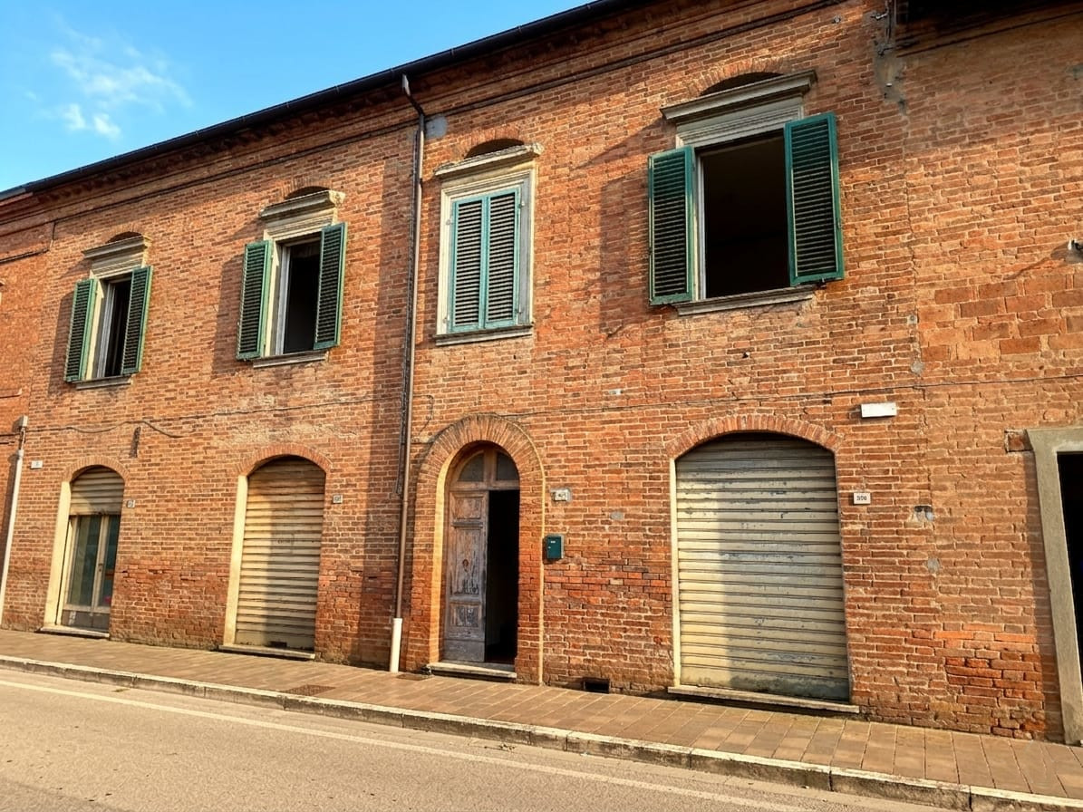Charmed Townhouse/Villa for Sale in Abbadia di Montepulciano (SI), Tuscany