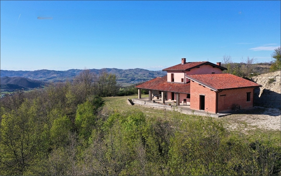 Panoramic Villa in Monferrato with Over 2 Hectares of Private Land – Rare Opportunity to Complete and Customize