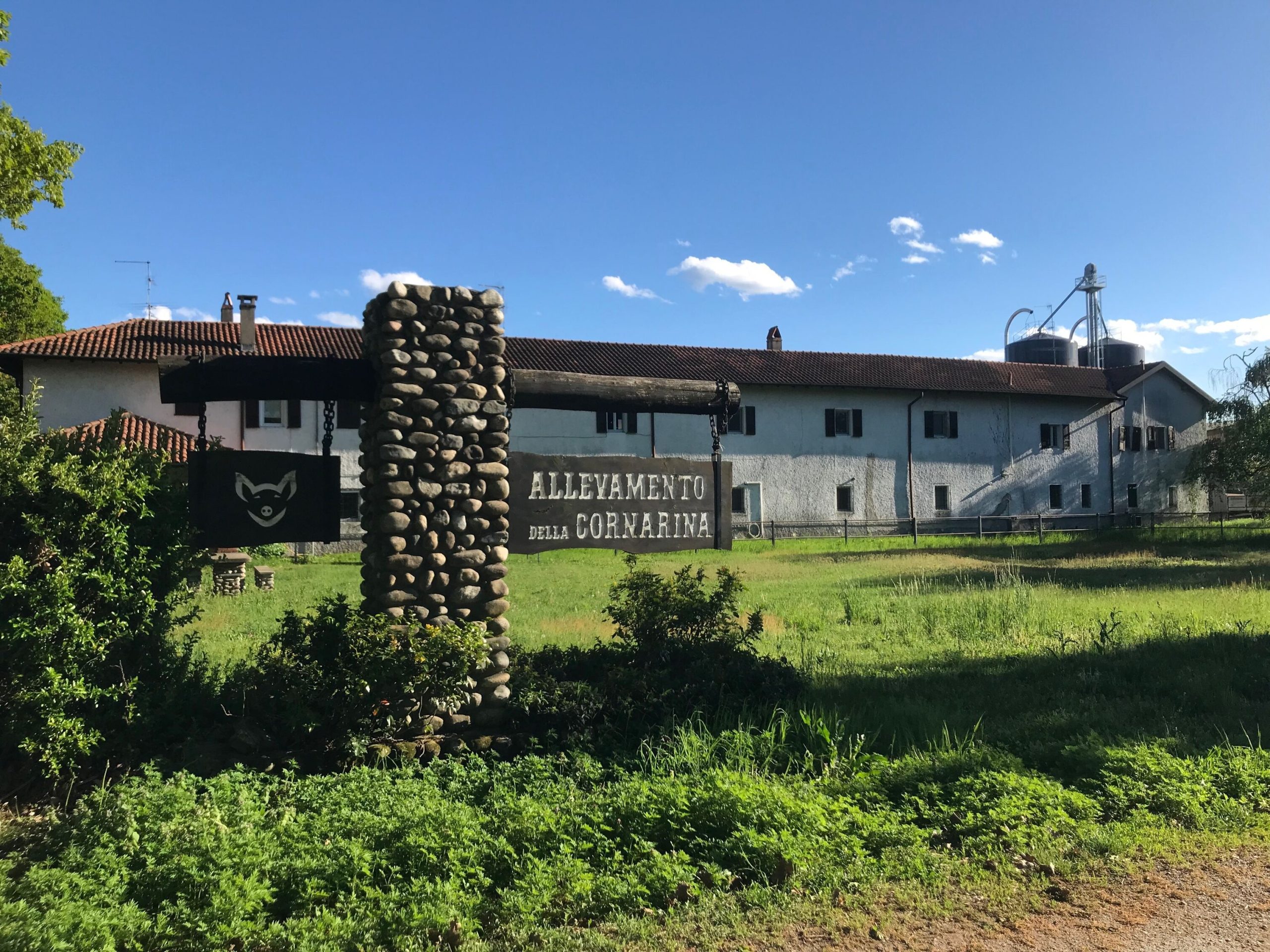 Entire 2000-square-meter farmhouse