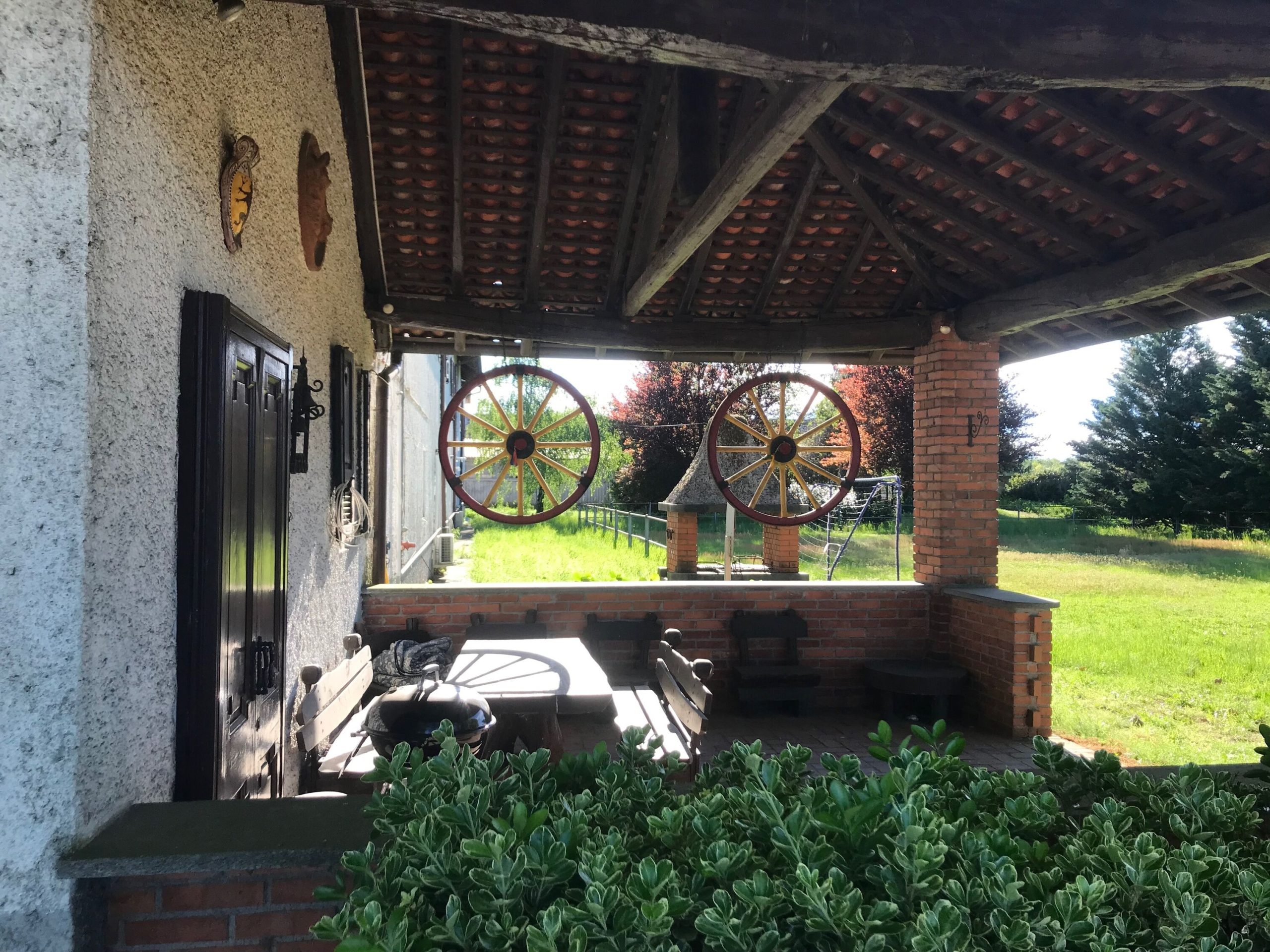 Entire 2000-square-meter farmhouse