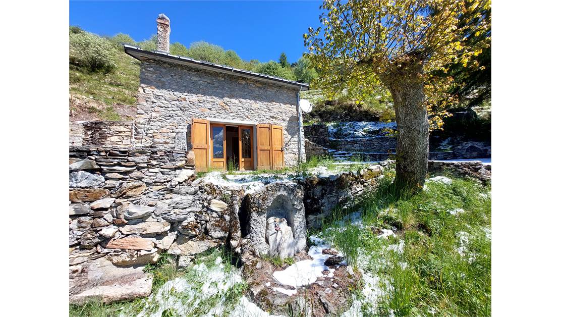 Typical local mountain house, isolated and with private surrounding land