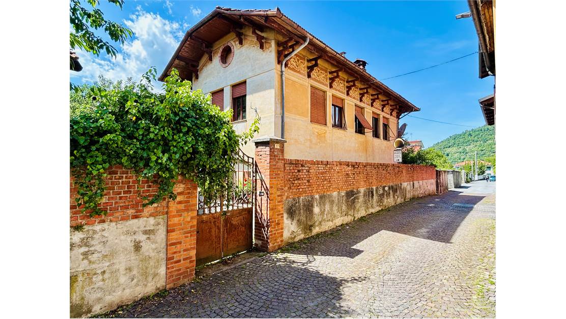 Detached Period Villa with Garden