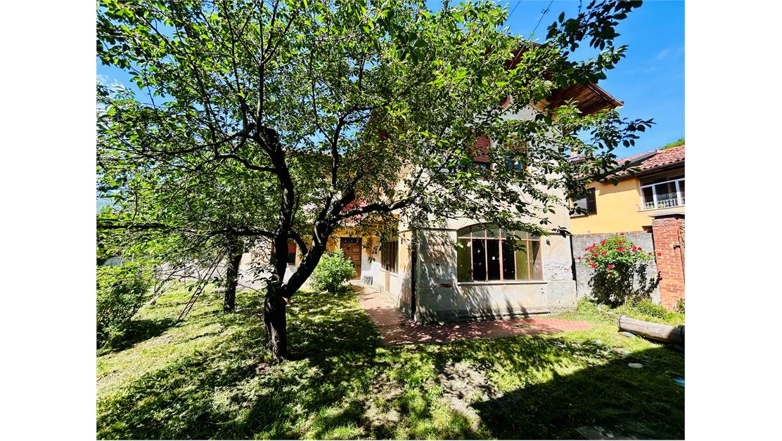Detached Period Villa with Garden