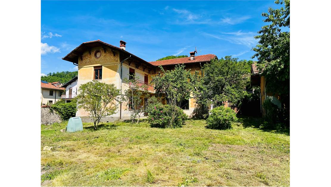 Detached Period Villa with Garden