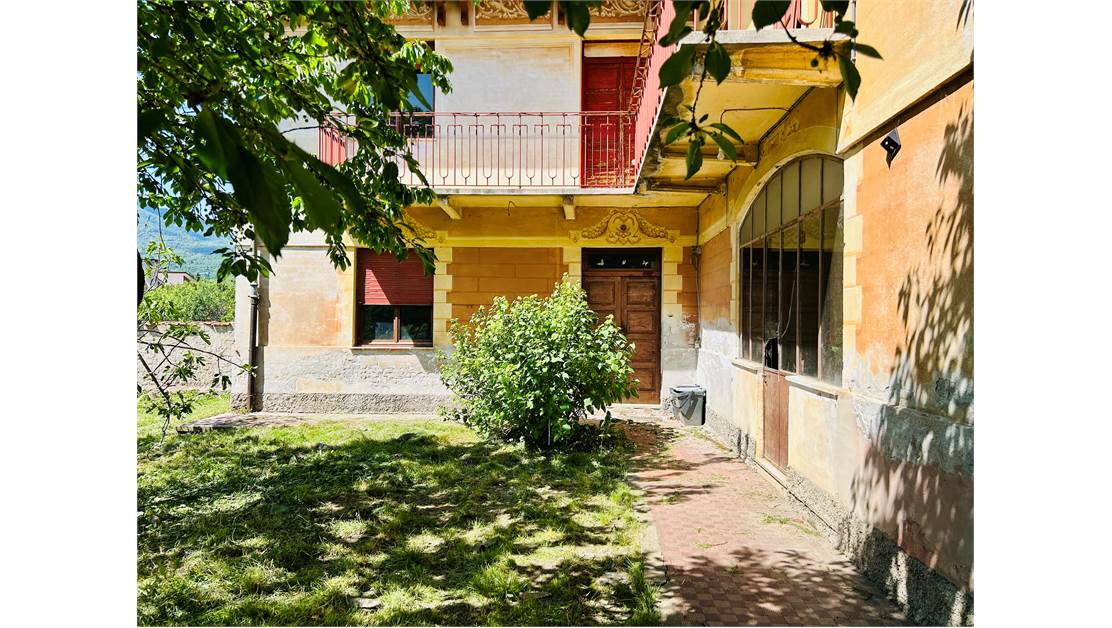 Detached Period Villa with Garden