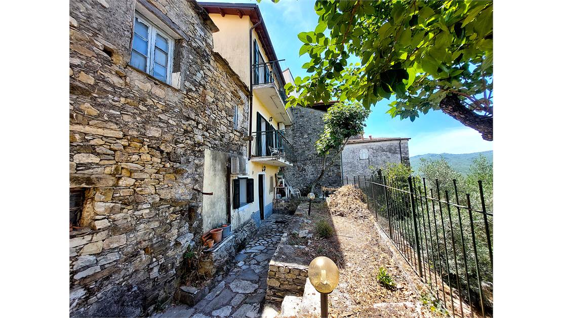 Entire building divided into four apartments and 15 km from Imperia