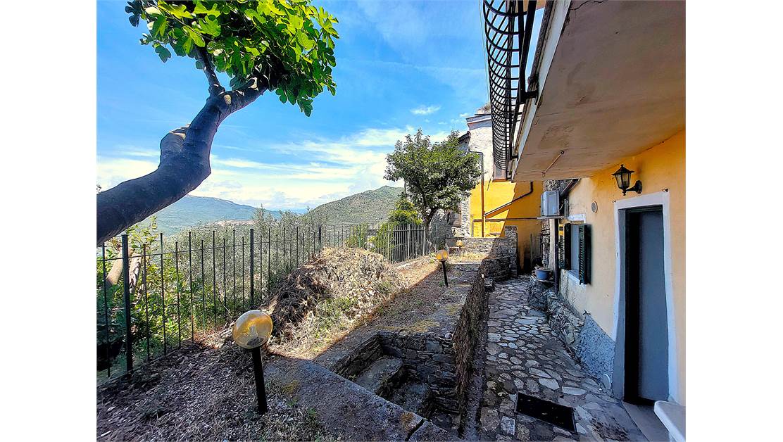 Entire building divided into four apartments and 15 km from Imperia