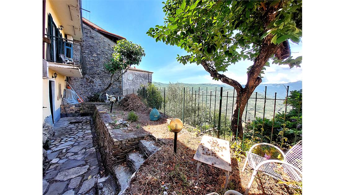 Entire building divided into four apartments and 15 km from Imperia