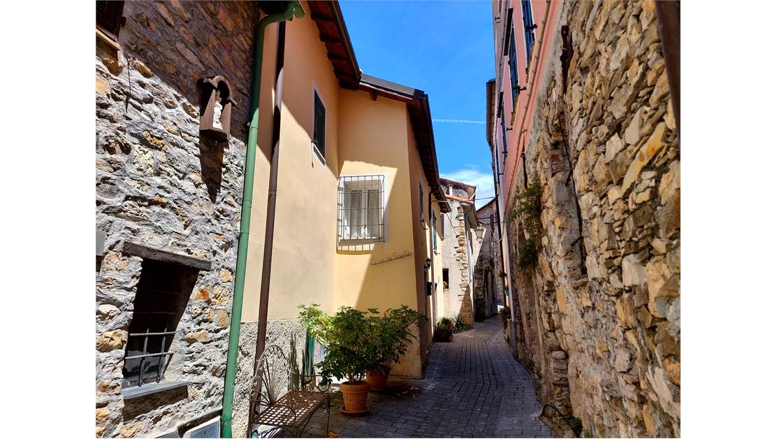 Entire building divided into four apartments and 15 km from Imperia