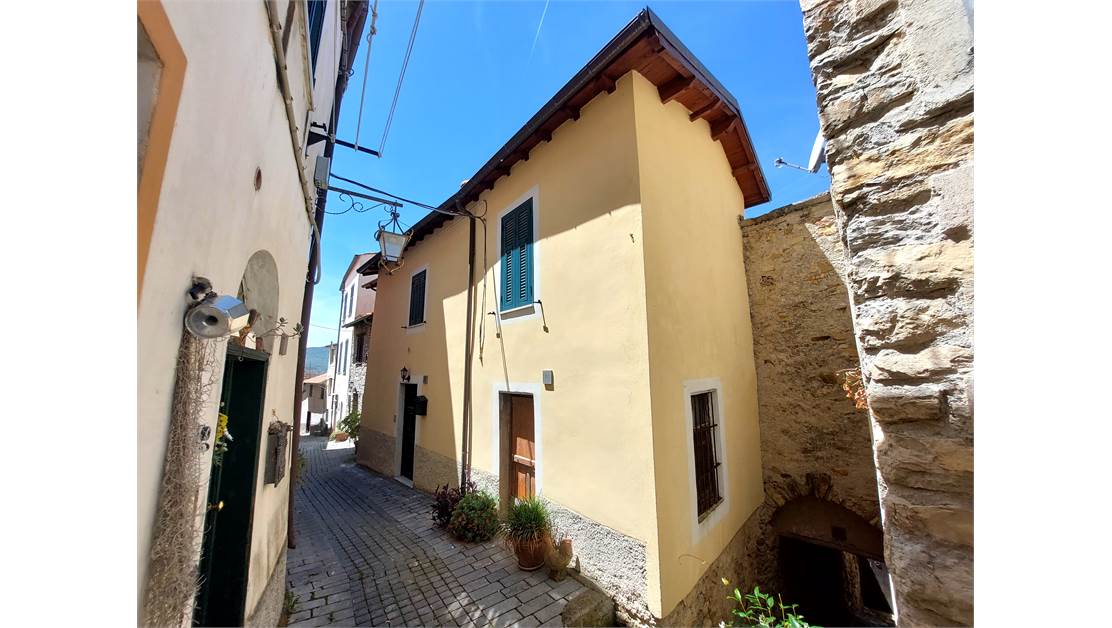 Entire building divided into four apartments and 15 km from Imperia