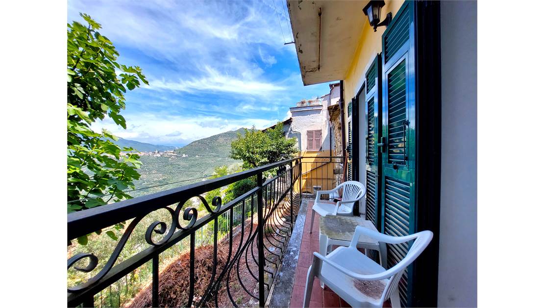 Entire building divided into four apartments and 15 km from Imperia