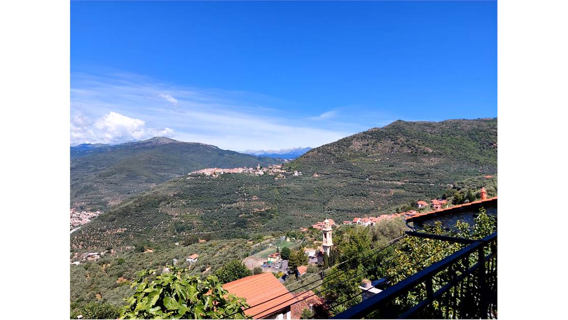 Entire building divided into four apartments and 15 km from Imperia