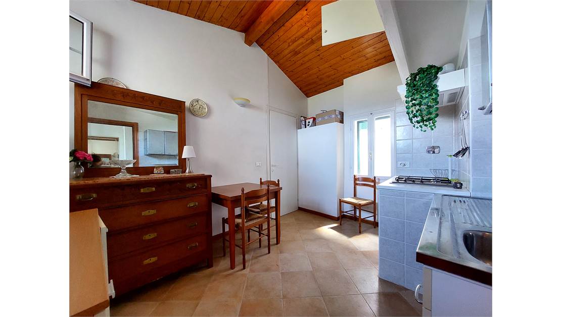 Entire building divided into four apartments and 15 km from Imperia