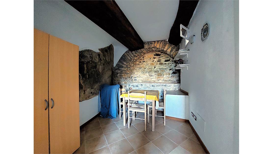 Entire building divided into four apartments and 15 km from Imperia