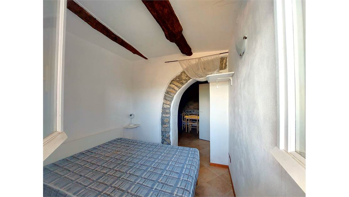 Entire building divided into four apartments and 15 km from Imperia